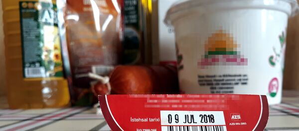 Этикетка с информацией на фоне продуктов питания, фото из архива Этикетка с информацией на фоне продуктов питания, фото из архива - Sputnik Азербайджан