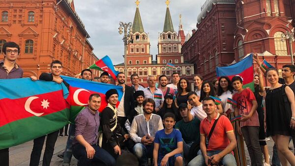 Флешмоб на Красной площади, организованный представителями азербайджанских общественных организаций Москвы и Московской области, 15 июля 2018 года - Sputnik Азербайджан