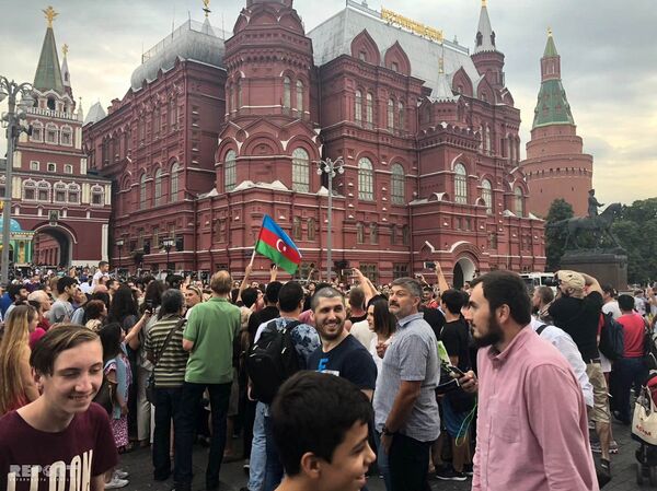 Флешмоб на Красной площади, организованный представителями азербайджанских общественных организаций Москвы и Московской области, 15 июля 2018 года - Sputnik Азербайджан