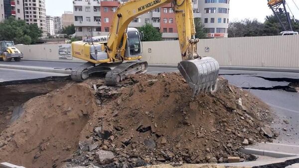 Ремонтные работы на просевшем участке дороги в Насиминском районе Баку - Sputnik Азербайджан