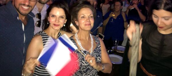 Посол Франции в Азербайджане Аурелия Бушез, третья слева, смотрит финальный матч чемпионата мира между сборными Франции и Хорватии. Баку, 15 июля 2018 года - Sputnik Азербайджан