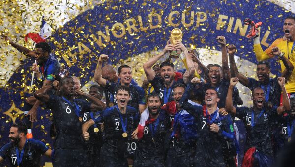 Игроки сборной Франции  на церемонии награждения победителей чемпионата мира по футболу 2018 - Sputnik Azərbaycan