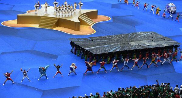 Выступление артистов на торжественной церемонии закрытия чемпионата мира по футболу - 2018 на стадионе Лужники в Москве - Sputnik Azərbaycan