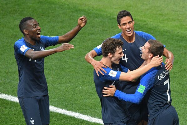 Игроки сборной Франции радуются забитому голу в финальном матче чемпионата мира по футболу между сборными Франции и Хорватии - Sputnik Азербайджан