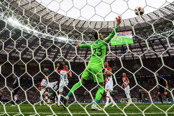 Вратарь Даниэль Субашич (Хорватия) пропускает гол в финальном матче чемпионата мира по футболу между сборными Франции и Хорватии - Sputnik Азербайджан
