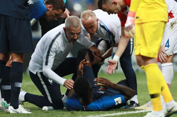 Медики оказывают помощь Самюэлю Умтити (Франция) в финальном матче чемпионата мира по футболу между сборными Хорватии и Франции - Sputnik Азербайджан