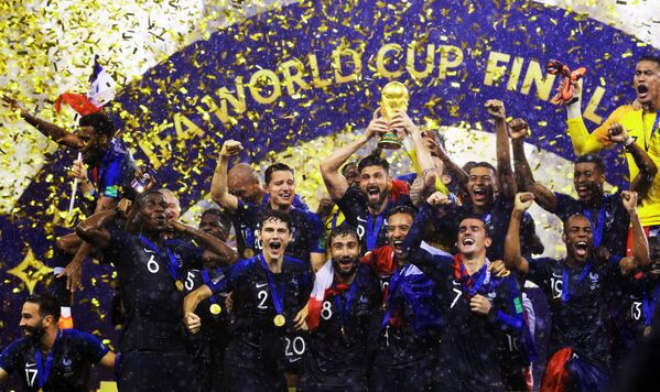 Игроки сборной Франции  на церемонии награждения победителей чемпионата мира по футболу 2018 - Sputnik Azərbaycan