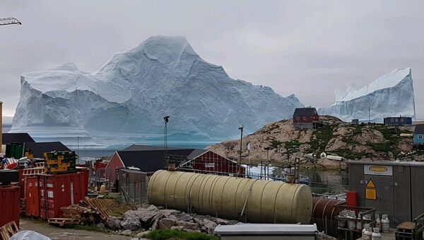 Огромный айсберг недалеко от деревни Иннаарсуит - Sputnik Азербайджан