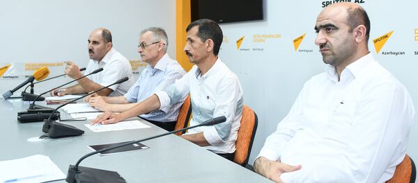 Председатель ОО Толерантность Азер Рашидоглу в ходе мероприятия в пресс-центре Sputnik Азербайджан Председатель ОО Толерантность Азер Рашидоглу в ходе мероприятия в пресс-центре Sputnik Азербайджан - Sputnik Азербайджан