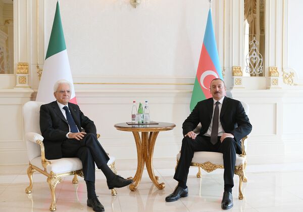 Встреча Президента Азербайджанской Республики Ильхама Алиева и Президента Итальянской Республики Серджио Матарреллы один на один Встреча Президента Азербайджанской Республики Ильхама Алиева и Президента Итальянской Республики Серджио Матарреллы один на один - Sputnik Азербайджан