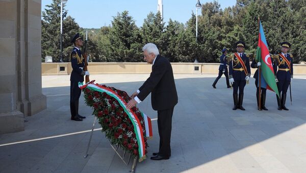 Президент Италии Серджо Маттарелла посетил Шехидляр хиябаны - Sputnik Азербайджан