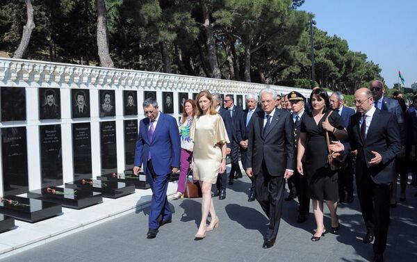 Президент Италии Серджо Маттарелла посетил Шехидляр хиябаны - Sputnik Азербайджан
