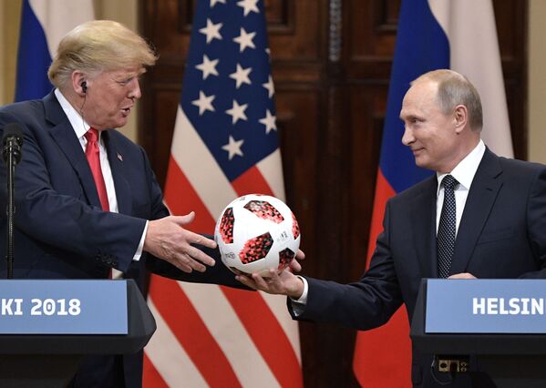 Президенты США и России Дональд Трамп и Владимир Путин в Хельсинки - Sputnik Азербайджан