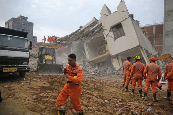 Спасатели работают на месте обрушения здания, Индия - Sputnik Азербайджан