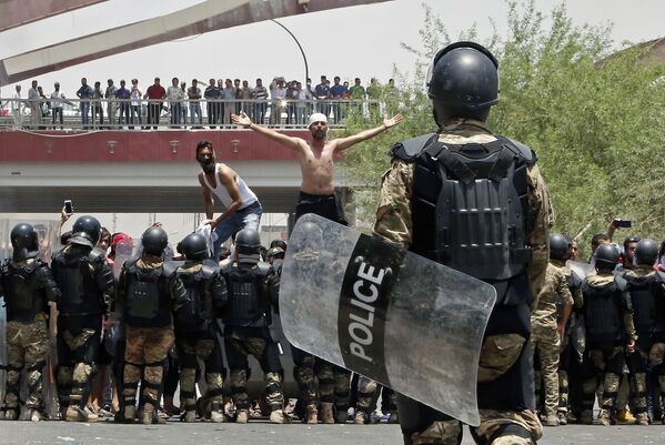 Акции протеста против безработицы и низкого уровня жизни в иракском городе Басра - Sputnik Азербайджан