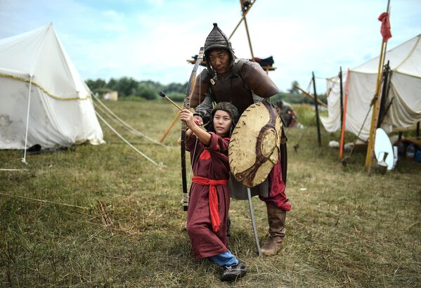 Участники военно-исторической реконструкции на фестивале Великое стояние на реке Угре в 1480 году в Калужской области - Sputnik Азербайджан