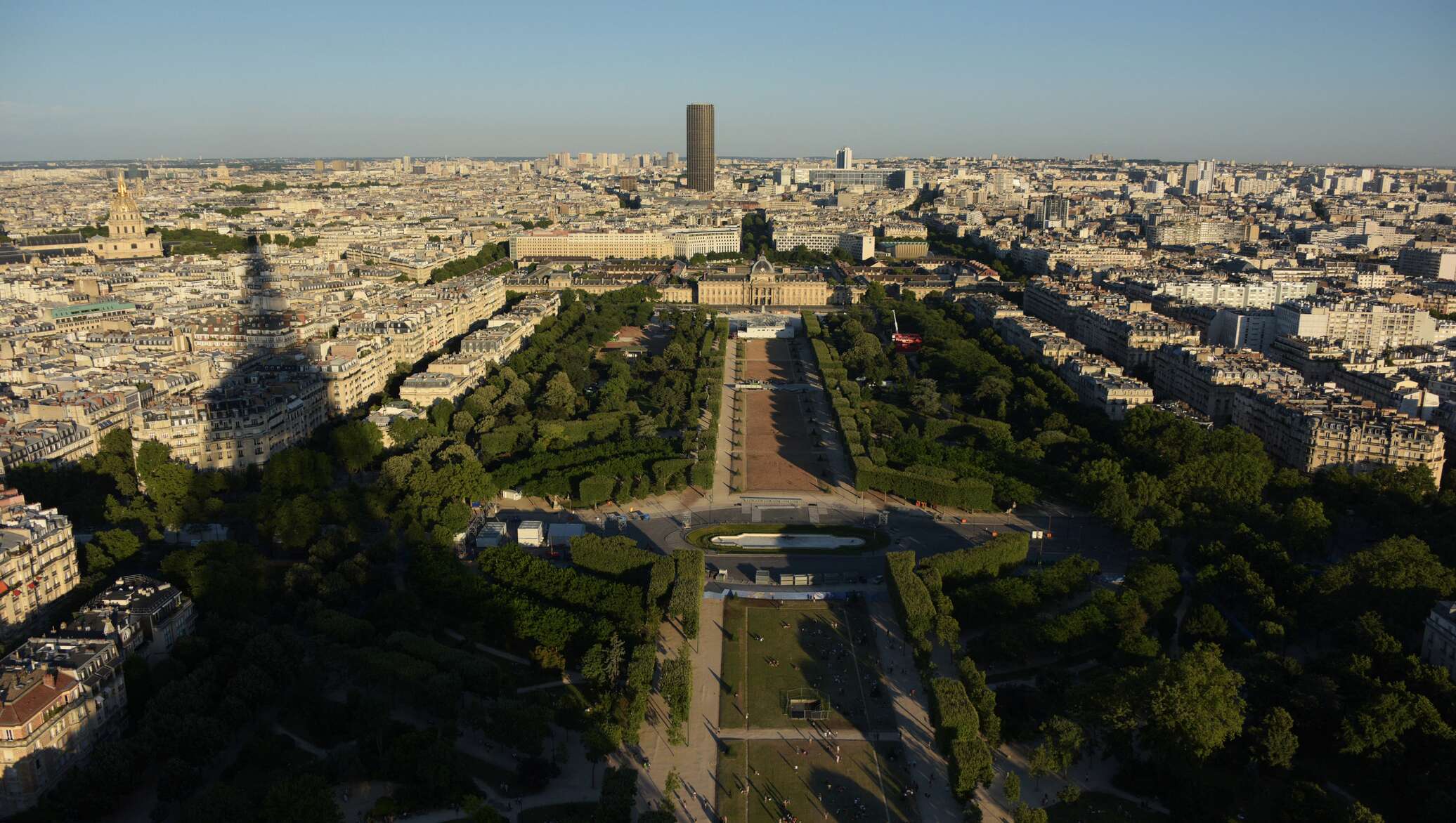 Paris 00. Марсово поле Франция. Парк Марсово поле в Париже. Эйфелева башня вид с Марсова поля. Париж Елисейские поля Эйфелева башня.