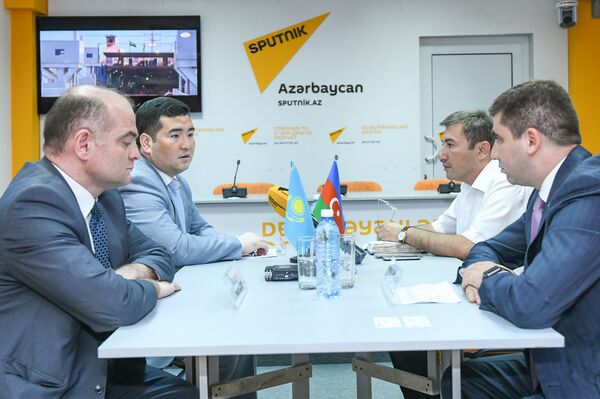 Круглый стол на тему сотрудничества азербайджанских и казахстанских железных дорог в Мультимедийном пресс-центре Sputnik Aзербайджан - Sputnik Азербайджан