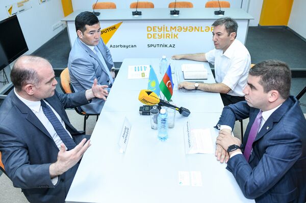 Круглый стол на тему сотрудничества азербайджанских и казахстанских железных дорог в Мультимедийном пресс-центре Sputnik Aзербайджан - Sputnik Азербайджан