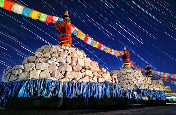 Работа Stars over Sacred Mongolian Ovoo фотографа Qiqige Zhao, вошедшая в шорт-лист премии Insight Investment Astronomy Photographer of the Year 2018 - Sputnik Азербайджан