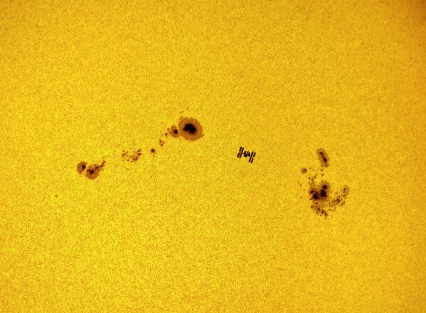 Работа ISS sunspots (clip) фотографа Dani Caxete, вошедшая в шорт-лист конкурса Insight Investment Astronomy Photography of the Year 2018 - Sputnik Азербайджан