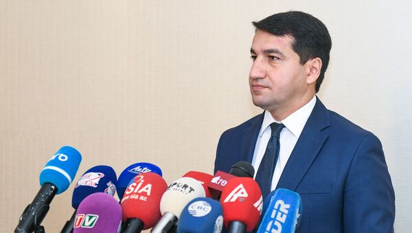 Официальный представитель министерства иностранных дел Азербайджана Хикмет Гаджиев в ходе пресс-конференции в Баку, 23 июля 2018 года - Sputnik Азербайджан
