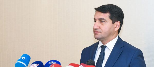Официальный представитель министерства иностранных дел Азербайджана Хикмет Гаджиев в ходе пресс-конференции в Баку, 23 июля 2018 года - Sputnik Азербайджан