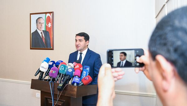Официальный представитель министерства иностранных дел Азербайджана Хикмет Гаджиев в ходе пресс-конференции в Баку, 23 июля 2018 года - Sputnik Azərbaycan