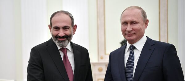 Президент РФ Владимир Путин и премьер-министр Армении Никол Пашинян (слева) во время встречи - Sputnik Азербайджан