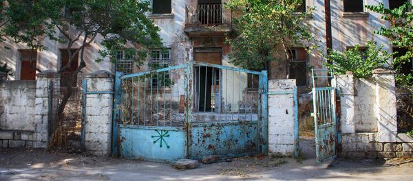 Nizami Rayonu İlham Müzəffəroğlu küçəsində yerləşən 41 saylı özəlləşdirilmiş baxça Nizami Rayonu İlham Müzəffəroğlu küçəsində yerləşən 41 saylı özəlləşdirilmiş baxça - Sputnik Азербайджан