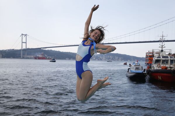 Украинская спортсменка во время Межконтинентального заплыва через Босфор - Sputnik Азербайджан