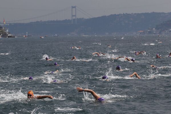 Участники межконтинентального заплыва через Босфор в Стамбуле - Sputnik Азербайджан