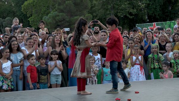 Ох уж этот Болливуд! Азербайджанcкая пара исполнила индийский танец - Sputnik Азербайджан
