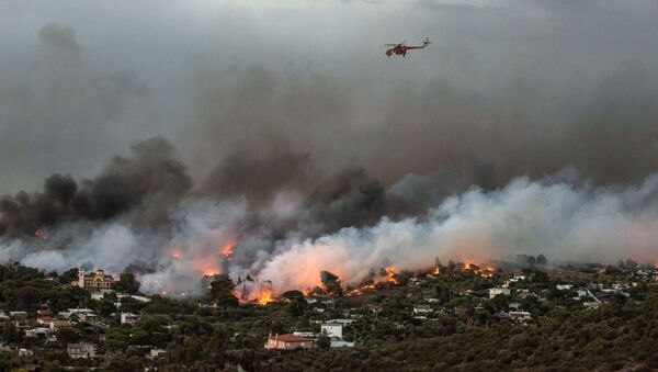 Пожарный вертолет над горящими лесами в окрестностях Афин - Sputnik Azərbaycan