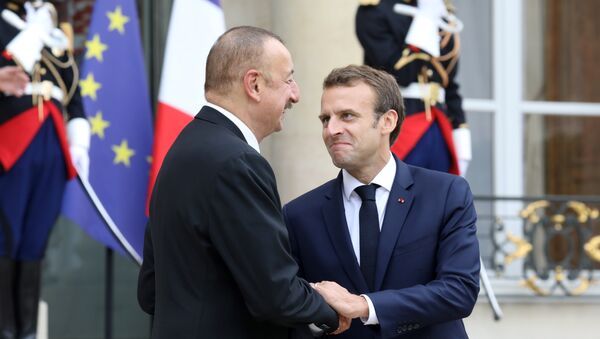 Президент Азербайджана Ильхам Алиев и президент Франции Эмануэль Макрон - Sputnik Азербайджан