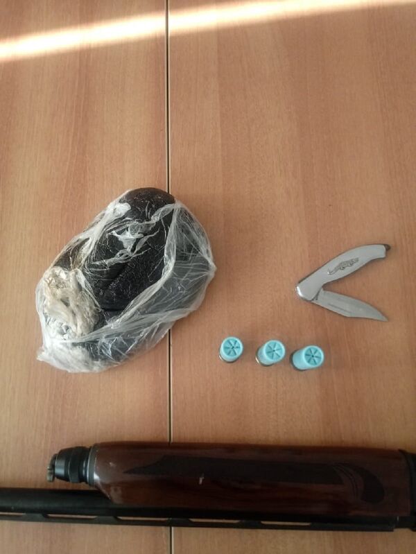 Один килограмма опиума, пятизарядное ружье калибра 12 мм Магнум, три патрона и один нож Один килограмма опиума, пятизарядное ружье калибра 12 мм Магнум, три патрона и один нож - Sputnik Азербайджан