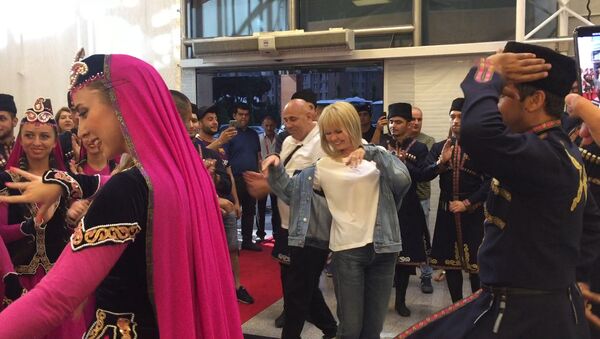 Танцуют все: российские звезды пустились в пляс в бакинском аэропорту - Sputnik Азербайджан