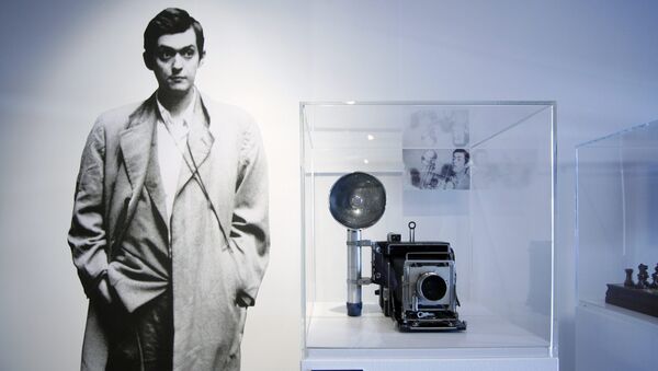 Выставка Стэнли Кубрик - Внутри разума кинорежиссера слева на фоне портрет Стэнли Кубрика - Sputnik Азербайджан