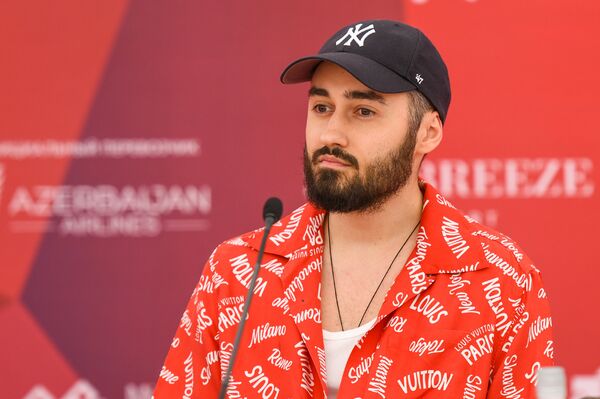 Певец Мот на пресс-конференции участников фестиваля Жара-2018 Певец Мот на пресс-конференции участников фестиваля Жара-2018 - Sputnik Азербайджан