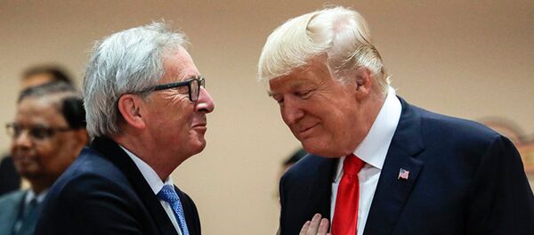 Глава Еврокомиссии Жан-Клод Юнкер и президент США Дональд Трамп Глава Еврокомиссии Жан-Клод Юнкер и президент США Дональд Трамп - Sputnik Азербайджан