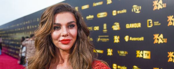 Анна Седокова на красной ковровой дорожке фестиваля Жара-2018 Анна Седокова на красной ковровой дорожке фестиваля Жара-2018 - Sputnik Азербайджан