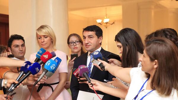 Официальный представитель министерства иностранных дел России и Азербайджана Мария Захарова и Хикмет Гаджиев - Sputnik Azərbaycan