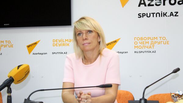 Официальный представитель министерства иностранных дел России Мария Захарова в Мультимедийном пресс-центре Sputnik Aзербайджан - Sputnik Азербайджан