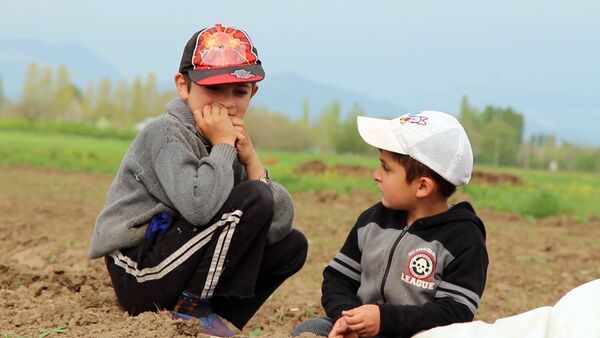Маленькие жители села Афетли - Sputnik Азербайджан