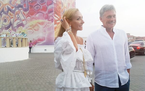 Дмитрий Песков и его супруга Татьяна Навка на музыкальном фестивале Жара-2018 - Sputnik Азербайджан