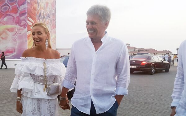 Дмитрий Песков и его супруга Татьяна Навка на музыкальном фестивале Жара-2018 - Sputnik Азербайджан