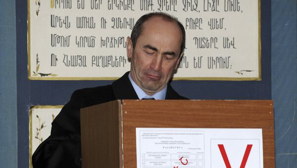 Второй Президент Армении Роберт Кочарян на выборах президента (19 февряля 2008). Еревaн - Sputnik Azərbaycan