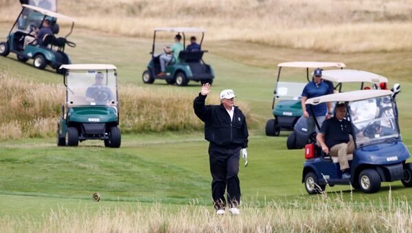 Президент США Дональд Трамп на своем гольф-курорте, в Шотландия 14 июля 2018 года - Sputnik Азербайджан
