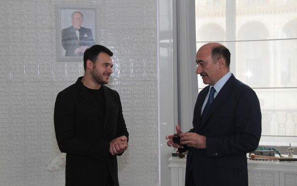 Эмину Агаларову вручили нагрудный знак и удостоверение почетного звания Народный артист - Sputnik Азербайджан