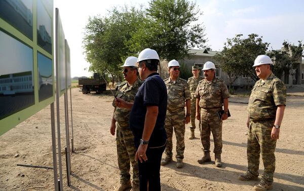 Министр обороны посетил воинские части в прифронтовой зоне - Sputnik Азербайджан